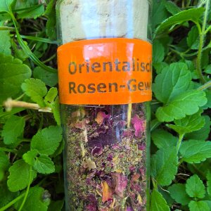 Rosengewürz im Glas